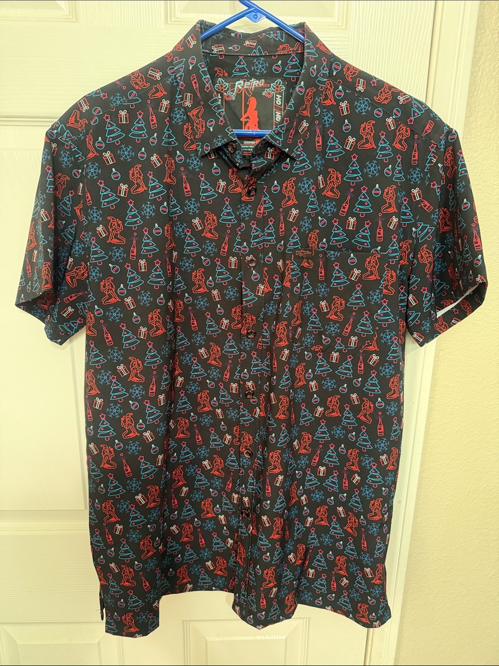 Men's Retro Rifle Black Short-Sleeve Button-Up Shirt w/ Red & Blue Holiday Print